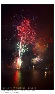 u8/kaijiew/medium/37257063.Firework_061SathornBridgecopy.jpg