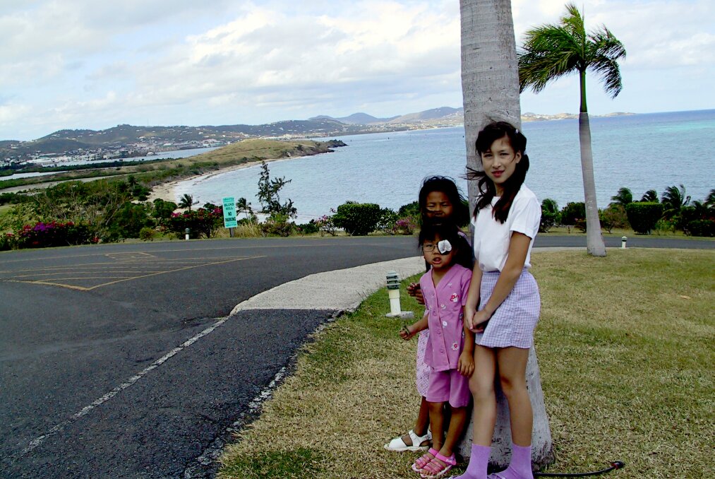 Anna with Molly and Leah before Breakfast (15296)