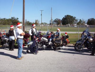 u8/larrys4227/medium/37380903.SouthLakeSCRCXmasParade200424.jpg