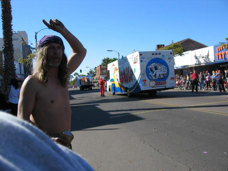 Sneaky over-the-shoulder pic of Crazy Drunken James