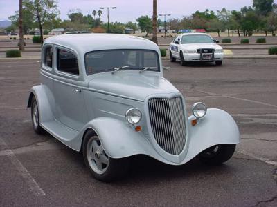 Bonny & Clyde gray Ford sedan