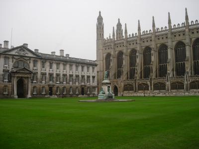 King's College Quad, with the Chapel to the right and statue of Henry VI (founder) in the centre.