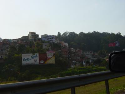 Tad bua ekki allir i tessum heimi jafnvel ath etta er ekki Favela - heldur rikara.JPG