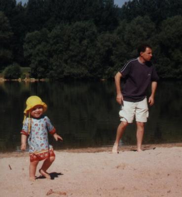 Tim und Papa am Strand, Neckartailfingen, Juli 2001