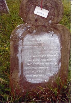 Can you help translate the name on this gravestone?