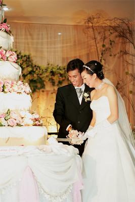 cutting cake