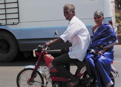 moped-sari-blue