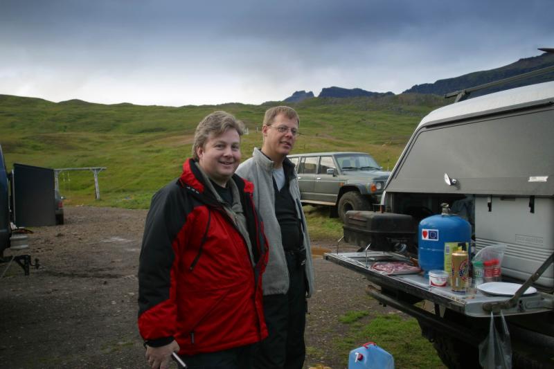 Ragnar og Bolli grilla vi Stakkahl