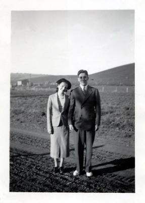 In farm field near Pullman, 1937 (515)