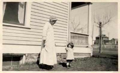 Grandma Adams with mom, 1921 (350)