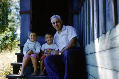 Dad with JoAnn and Dan on steps of cabin, 1960 (639)