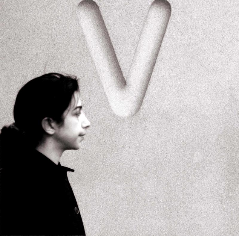 V