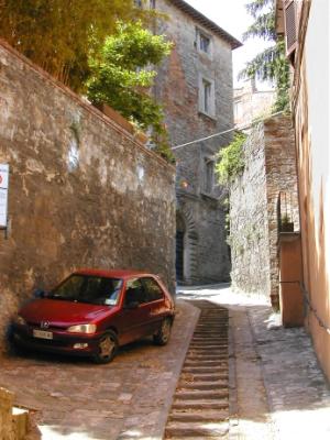 Many steep streets have steps in the middle for pedestrians. Space in many Italian towns at a premium. No sidewalk necessary.