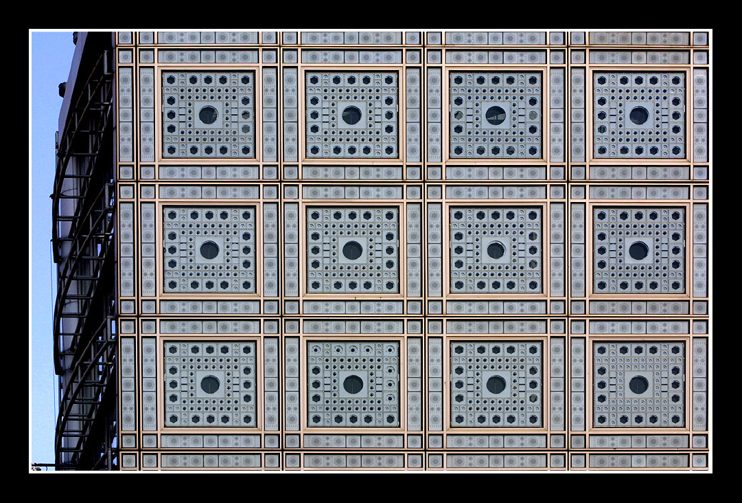 South faade includes 1600  screens