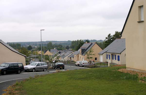 Nieuwbouwwijk van Champign. Leigedekte huur- en koopwoningen