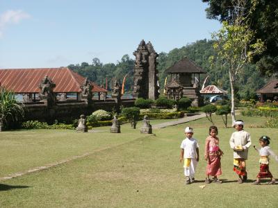 some balinese kids
