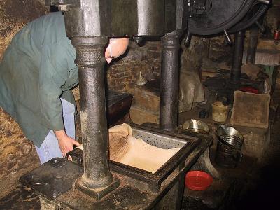 St. Nathalne - Moulin de la Tour - fabrication de huile de noix
