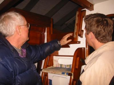 Demonstration of the hatch latch