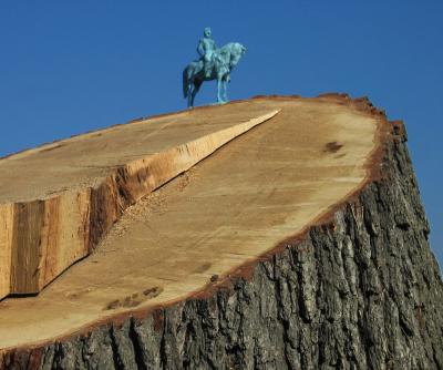 A huge statue of Civil War general Hancock8813