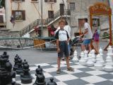 Guillestre - Stefano gioca a scacchi in piazza