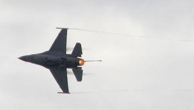 F-16 maneuvers