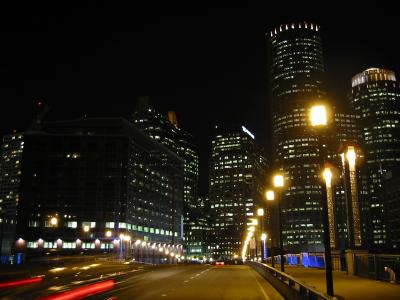 Immagine notturna della zona di South Station a sinistra, centro di affari a destra.