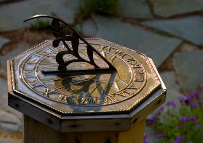 Wet sundial