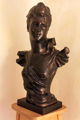 Gallery Ambience: Bust