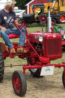 Cruising, Farmall 1949 Cub