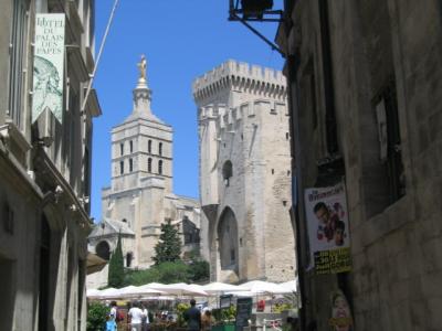 Avignon  -  Arrive sur la Place du Palais des Papes