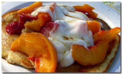 Pancakes with fresh strawberries, peaches and vanilla yogurt
