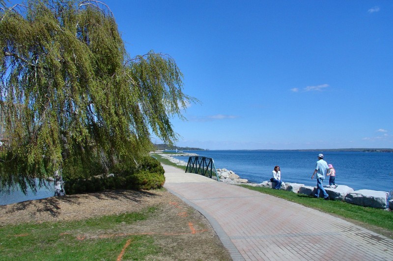 Outing for young family on Lake Simcoe