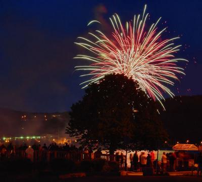 v3/06/371906/3/45600707.CanadaDayFireworks007lampgone.jpg