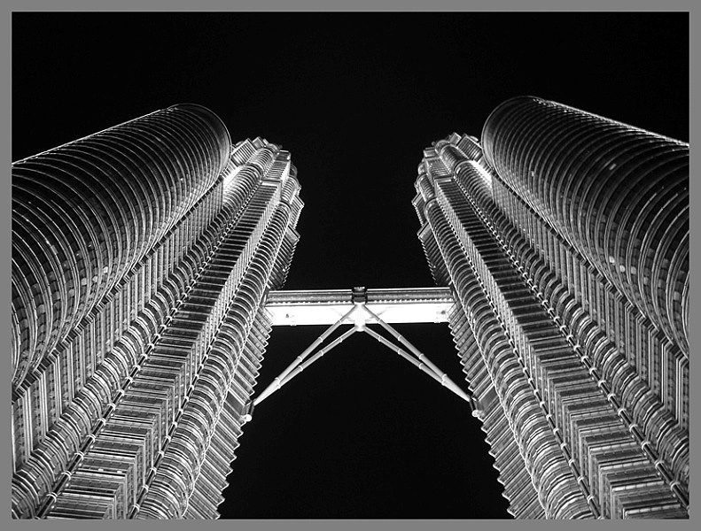 <b>4th Place</b><br>A bridge in the sky by Tabrizi