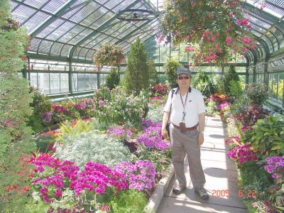 DT Phan in the Green House at Niagara Falls