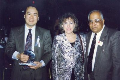 Hình chụp với Bà Bộ Trưởng Công Dân Vu. - With Madame Minister of Citizenship - New Pioneers Award