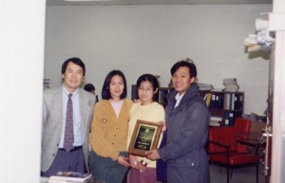 Nguyá»…n Ã�á»©c vá»›i vá»£, báº¡n vÃ  Tháº§y - Award Winner Duc Nguyen with his wife, friend and Co-ordinator Phan Dam