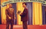 Nguyễn Ðức nhận giải thưởng từ Ông Bộ Trưởng Giao Thông - Duc Nguyen receiving Special Public Works Award