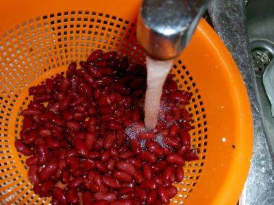 Cleaning the kidney beans
