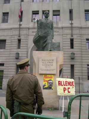 Allende statue on the plaza of La Moneda