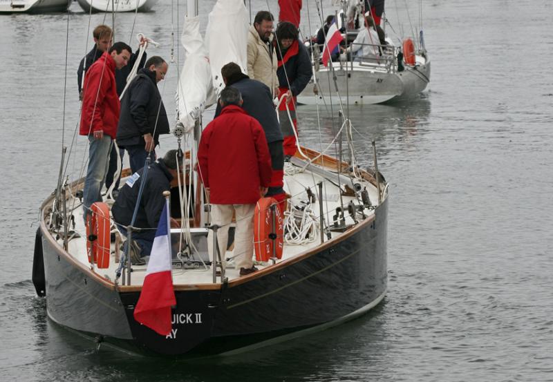 Pen Duick II et Pen Duick V sortent du port du Crouesty