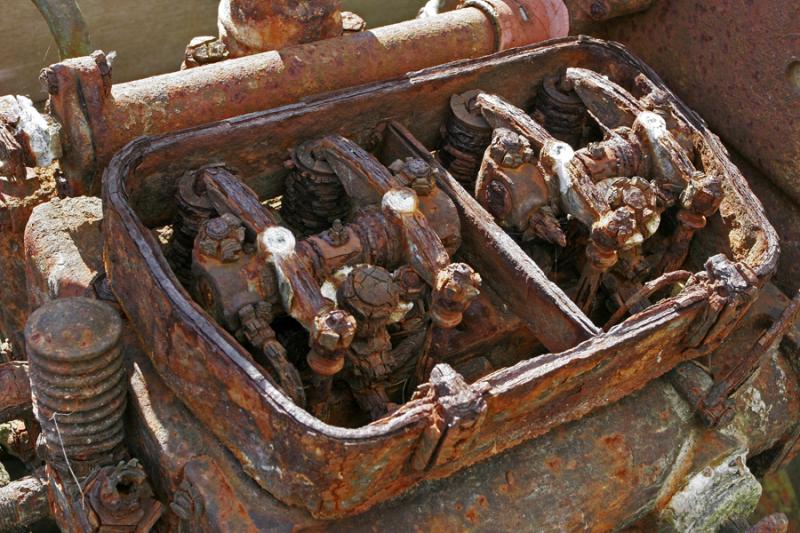 Epaves de lle Berder - Vieux moteur dun bateau de pche