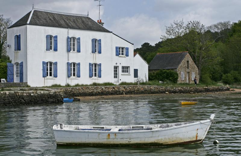 Une belle maison sur la rivière dAuray