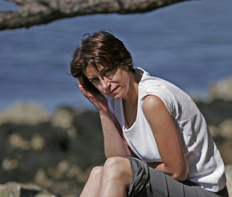 Une femme au bord de leau