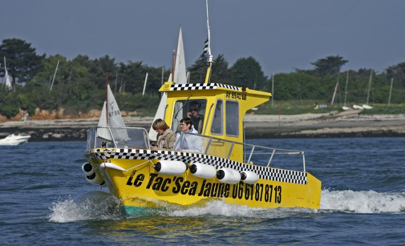 Le Tac Sea Jaune qui assure la liaison entre Locmariaquer et Port-Navalo