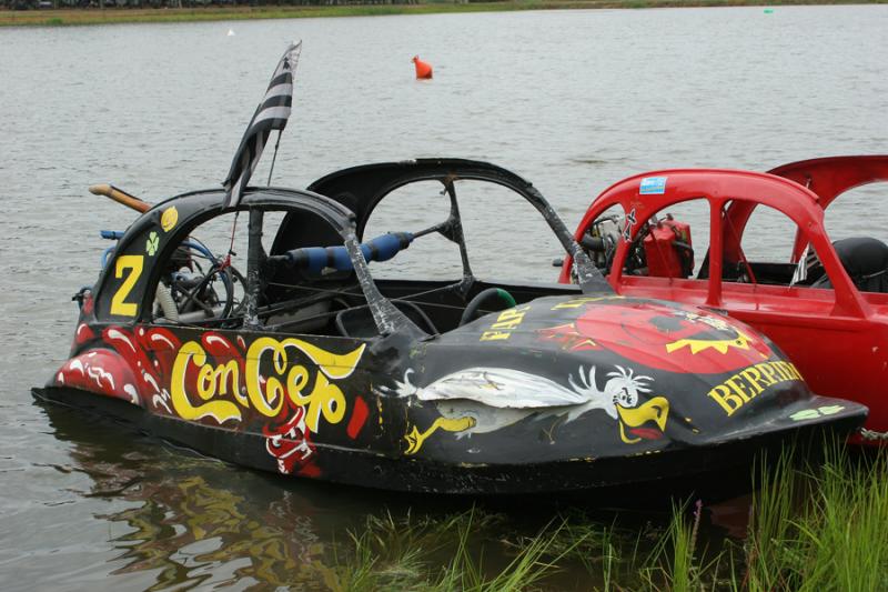 Courses de 2CV turbo-nautiques en Anjou