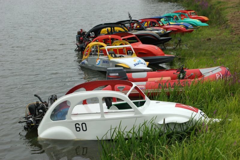 Courses de 2CV turbo-nautiques en Anjou