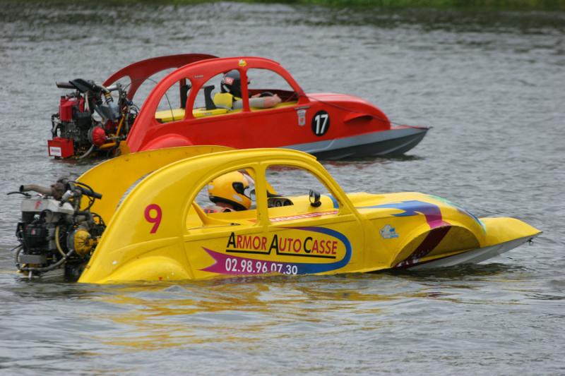 Courses de 2CV turbo-nautiques en Anjou