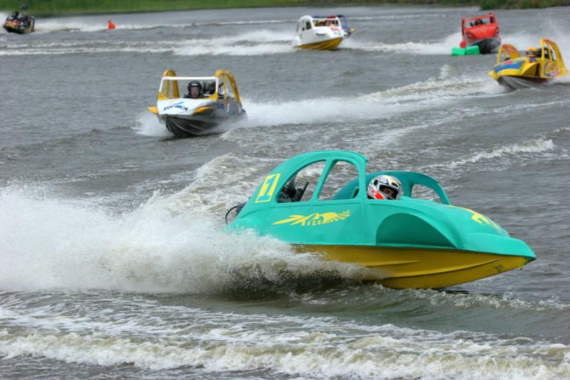 Courses de 2CV turbo-nautiques en Anjou
