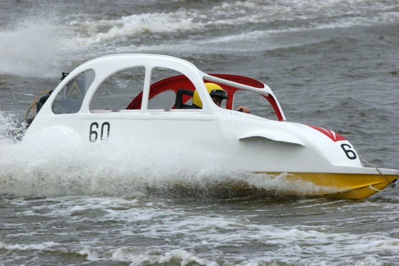 Courses de 2CV turbo-nautiques en Anjou